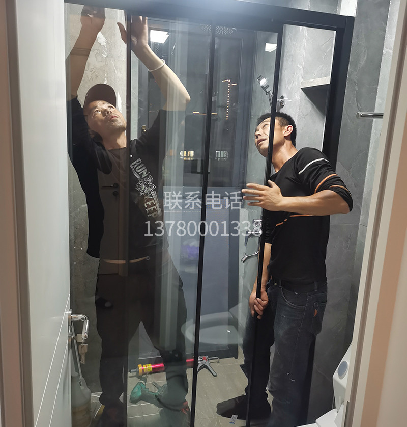 淋浴房安裝中